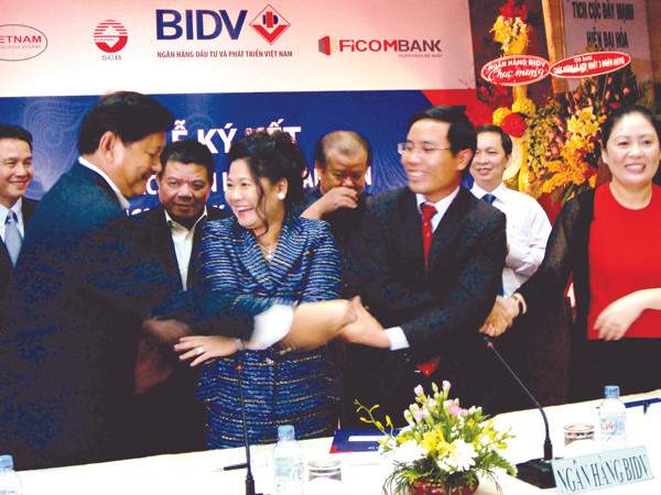 Lãnh đạo 4 ngân hàng FCB, SCB, TNB và BIDV ký hợp tác chiến lược toàn diện vào chiều ngày 6-12 tại TPHCM. Ảnh: Đại Dương