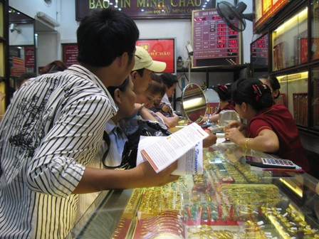 Giá vàng ngất ngưởng, người dân vẫn đổ xô mua vào