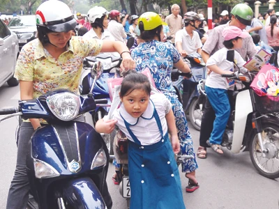 Trĩu nặng tiền trường