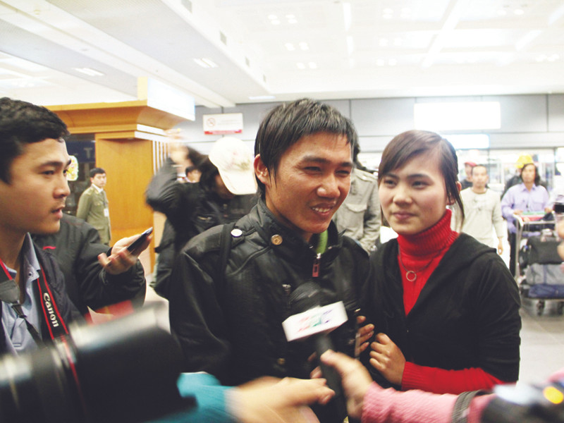 Niềm vui của lao động Việt Nam khi trở về nước ngày 26-2	Ảnh: Hữu Cẩm