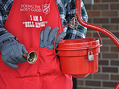 Vài ngày trước Giáng sinh 2010, chiếc ấm đỏ này đón nhận 5 tấm séc của ông già Noel ẩn danh