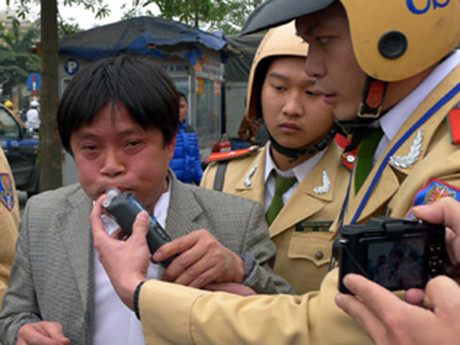 Lực lượng chức năng kiểm tra nồng độ cồn với lái xe Chính