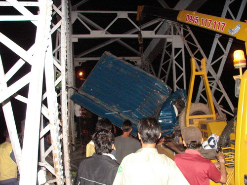 Bắt tạm giam chín người trong vụ tai nạn cầu Gềnh