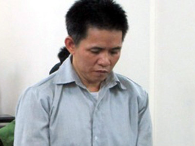 Dùng máy cắt cỏ quyết liệt tấn công cảnh sát