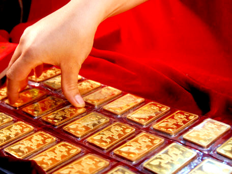 Giá vàng tiếp tục giảm mạnh