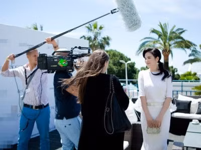 Lý Nhã Kỳ đến Cannes và khoe váy áo