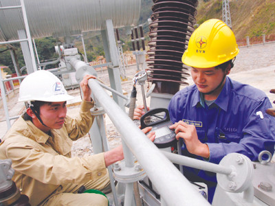 Kiểm tra thiết bị điện Ảnh: Ngọc Hà