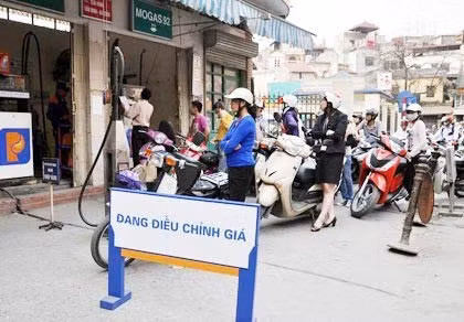 Xăng sắp tăng thêm 1.300 đồng/lít?