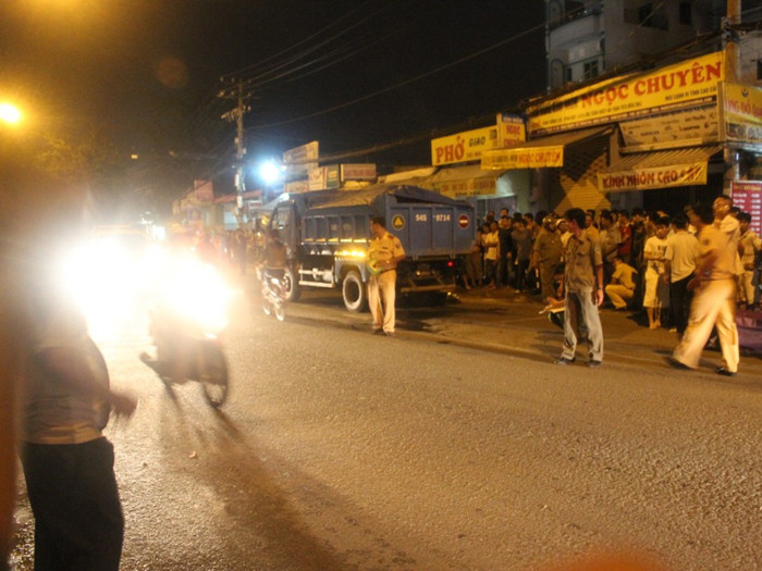 Cản bạn nhậu xô xát, bị xe cán tử vong