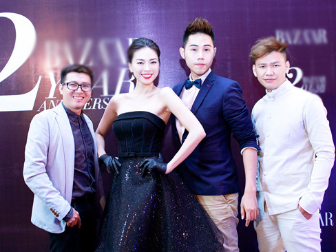 Vân Ngô vai trần sexy, Đỗ Mạnh Cường lại mặc váy