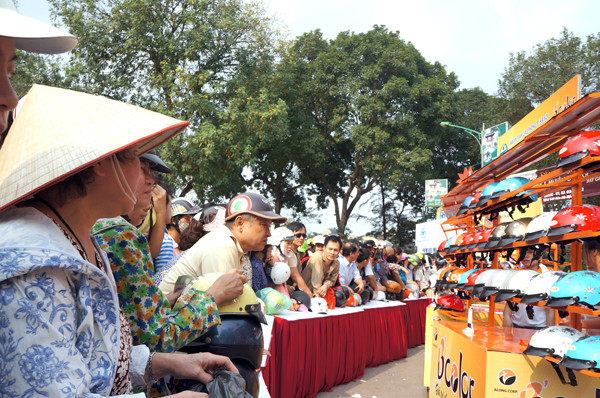 Các địa điểm đổi mũ bảo hiểm động nghịt khách