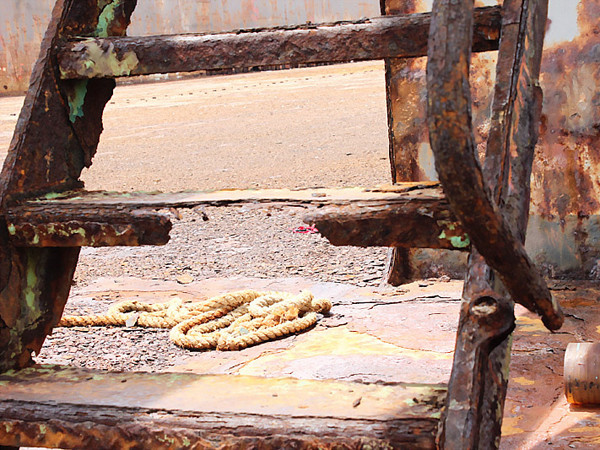 Cầu thang lên tầng trên của Venture Dock 2 bị mục gỉ