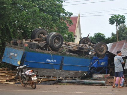 Nổ lốp, xe tải chở gỗ lật ngửa
