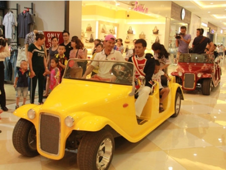 Xuân Bắc dẫn đoàn ‘Cầu thủ tí hon’ khám phá Vincom Mega Mall Royal City