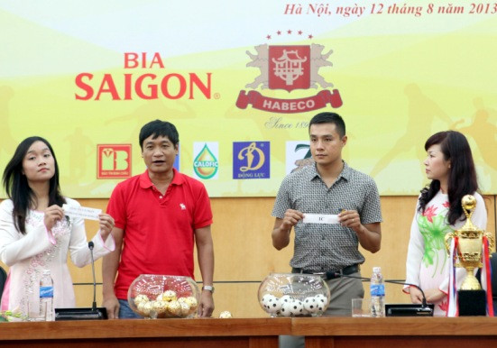 Đại diện các đội tham dự lễ bốc thăm tại trụ sở Bộ Công thương vào chiều nay (12/8)