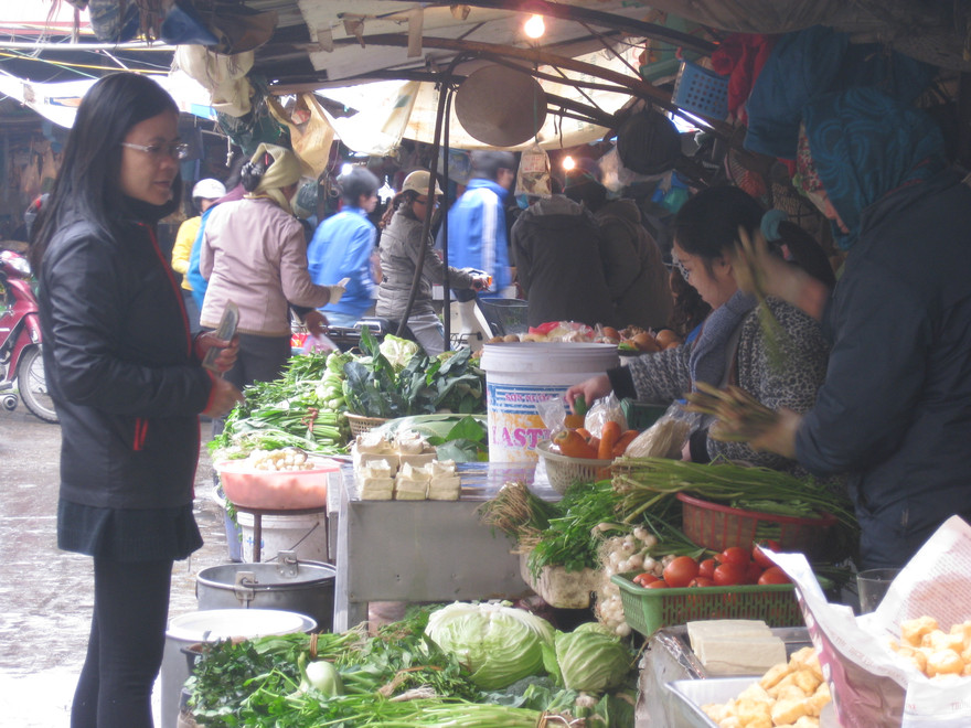 Nhiều bà nội trợ tần ngần trước cửa hàng rau