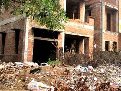 Ngẫm nhìn biệt thự bỏ hoang