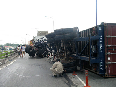 Nhiều cầu vượt thành 'điểm đen' tai nạn giao thông
