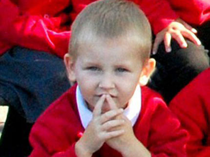 Bé trai 4 tuổi bị bố mẹ bỏ đói đến chết