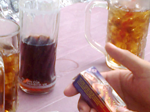 Gạ 17 cô gái vào nhà nghỉ cho uống thuốc kích dục