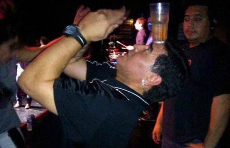 Maradona quậy tưng bừng và dọa đóng sàn bowlling