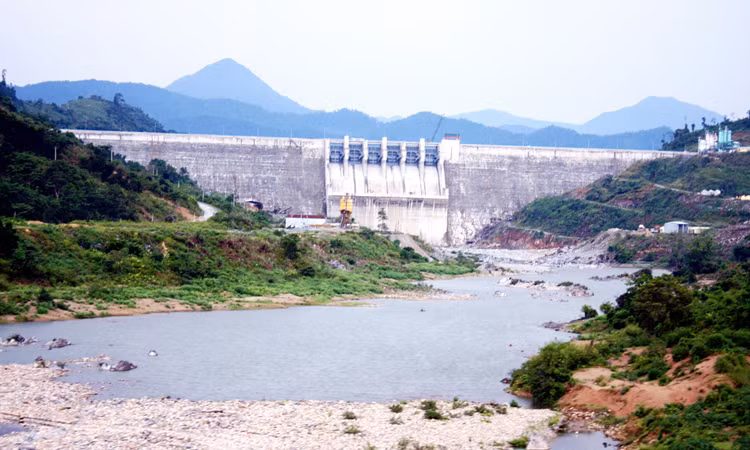 Đập thủy điện chặn dòng khiến hạ lưu Vu Gia - Thu Bồn thiếu nước và nhiễm mặn Ảnh: Nguyễn Thành