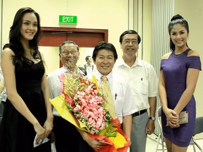 Ông Ngô Hùng Lâm (giữa) cùng khách mời, từ trái sang: Á hậu Hoàng Anh, nhà báo Nguyễn Lương Phán, ông Nguyễn Phú Bình (Nguyên đại sứ Việt Nam tại Nhật), Hoa hậu Ngọc Hân Ảnh: Mi Ly