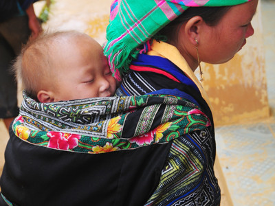 Hỗ trợ con em là nạn nhân vụ sạt lở đến trường