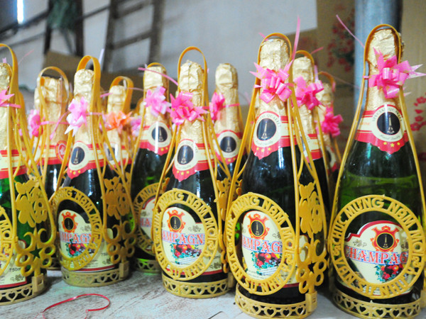 Đột nhập lò sản xuất rượu bằng... cồn tại Hà Nội