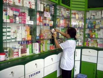 Bán thuốc tây như... bán rau