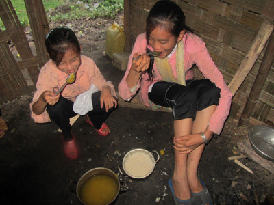 Vào nơi học sinh ăn cơm chan...nước suối