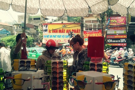 Kính 'hàng hiệu' 20.000 đồng 'đại náo' Hà Nội