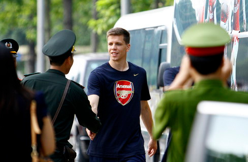 Sao Arsenal bắt tay công an, tươi cười với fan