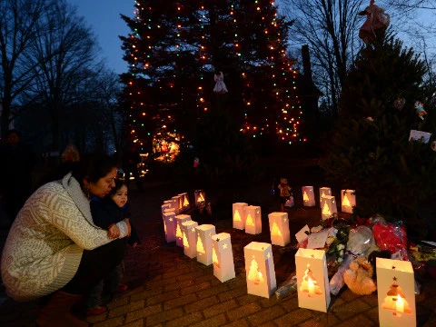 Người Mỹ khóc tưởng niệm trẻ em thiệt mạng vụ xả súng