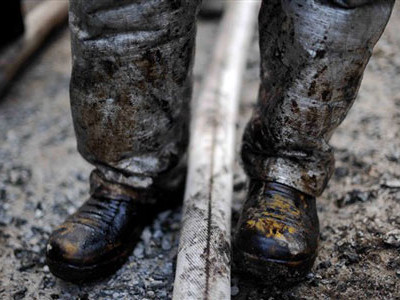 Dầu loang mặt đường, trượt ngã hàng loạt