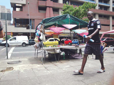 Vô tư bày bán hàng trên vỉa hè