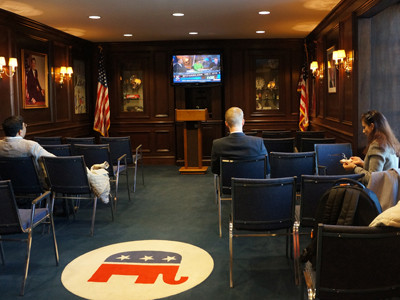 Thăm Tổng hành dinh đảng Cộng hòa sau thất bại