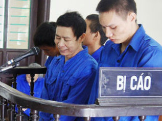 Bốn cha con giết người và nụ cười mỉm giữa tòa