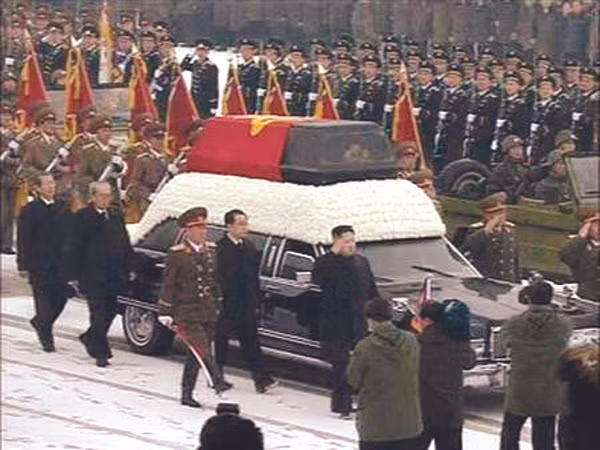 Người kế tục Kim Jong-un (thứ 5 từ trái) đi cạnh quan tài cha. Ảnh: Reuters