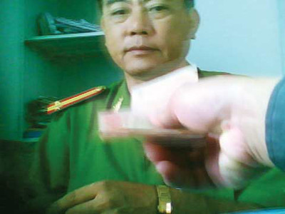 Cảnh sát trật tự cơ động công khai 'ngã giá', nhận tiền ngay tại trụ sở