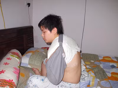 Nguyễn Hoài Linh phải bó bột sau khi va chạm với lực lượng làm nhiệm vụ