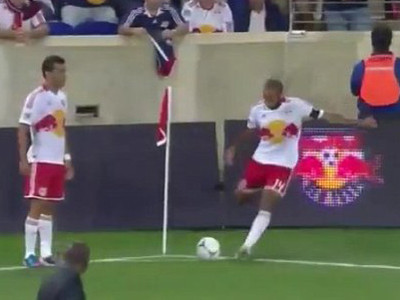 Henry ghi bàn từ chấm phạt góc