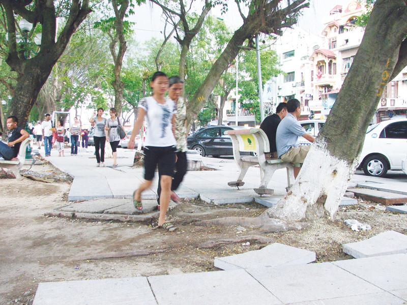 Đường dạo và vỉa hè quanh hồ Gươm vẫn ngổn ngang