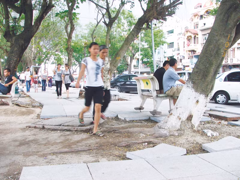 Đường dạo và vỉa hè quanh hồ Gươm vẫn ngổn ngang