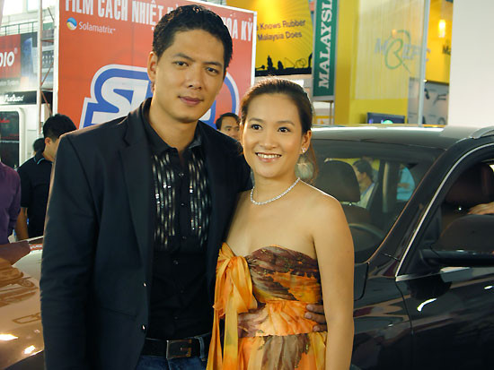 Bình Minh vẫn tay trong tay cùng vợ