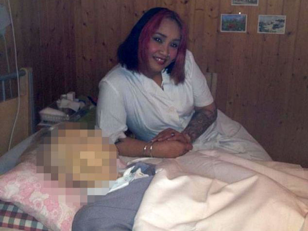 Nữ y tá thản thiên khoe dáng bên người chết