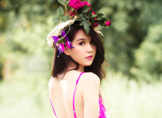 Ngọc Trinh khóc vì bị chê 'bám trai'