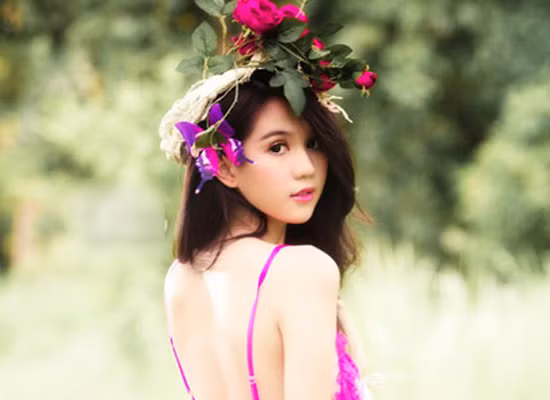 Ngọc Trinh khóc vì bị chê 'bám trai'