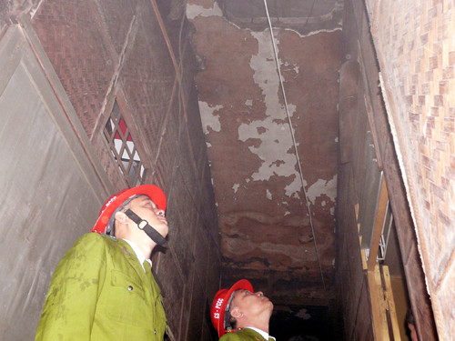 Cháy nhà tập thể, một người nhập viện