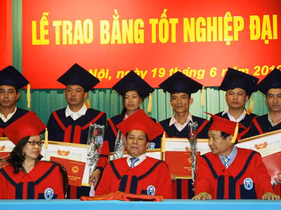 Viện ĐH Mở trao bằng tốt nghiệp. Ảnh: Minh Đức